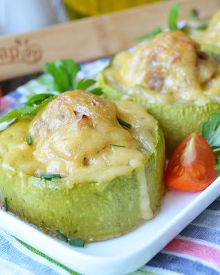 Кабачки, фаршированные индейкой