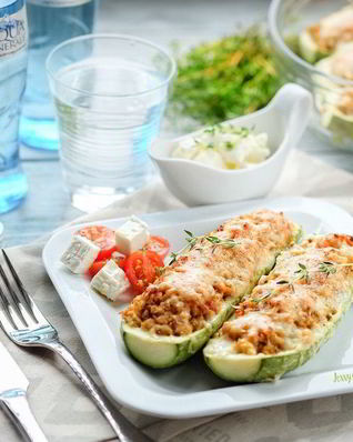 Кабачки, фаршированные куриным фаршем, овощами и киноа