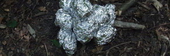 картофель в фольге с маслом на углях