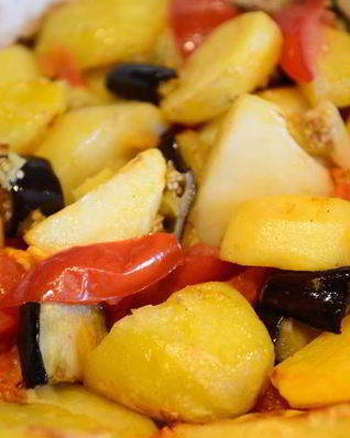 Картофель запеченный с баклажанами помидорами и чесноком