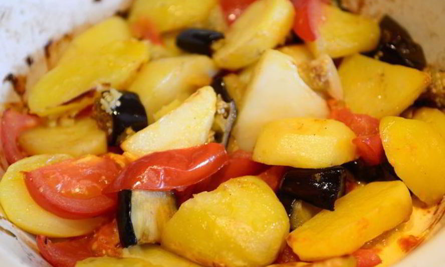 Рецепт картофеля запеченного с баклажанами помидорами и чесноком