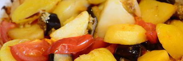картофель запеченный с баклажанами помидорами и чесноком