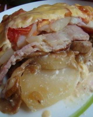 Картофель, запеченный с мясом и грибами