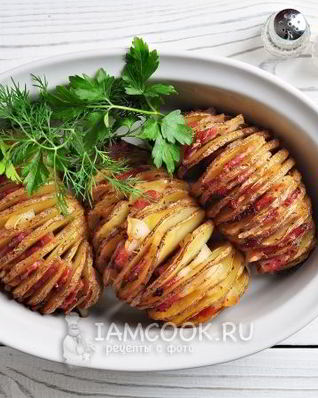 Картошка-гармошка, запеченная с беконом и ароматными травами