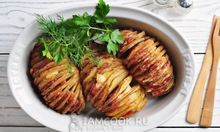 Рецепт картошки-гармошки, запеченной с беконом и ароматными травами