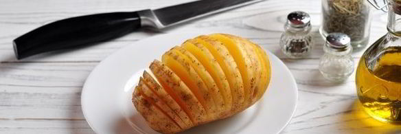 картошка-гармошка, запеченная с беконом и ароматными травами