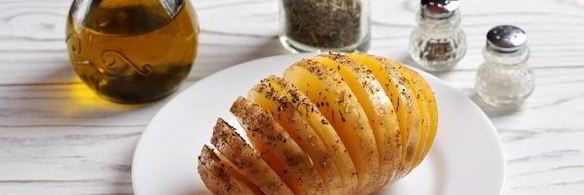 картошка-гармошка, запеченная с беконом и ароматными травами