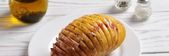 картошка-гармошка, запеченная с беконом и ароматными травами