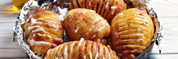 картошка-гармошка, запеченная с беконом и ароматными травами