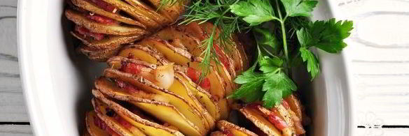 картошка-гармошка, запеченная с беконом и ароматными травами
