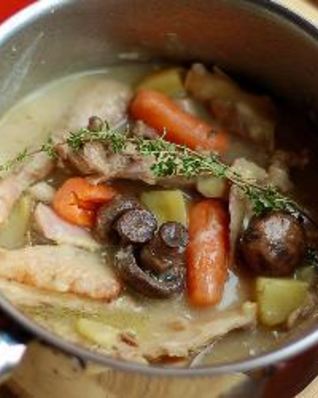 Картошка тушеная с курицей и грибами