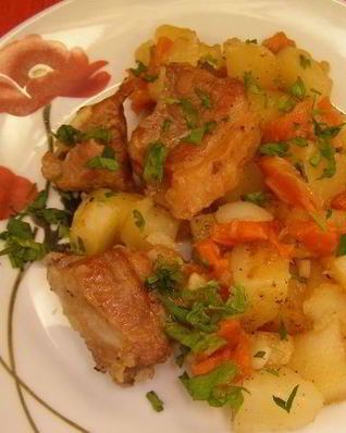 Картошка, тушеная с ребрышками