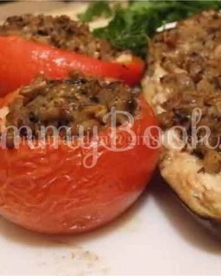 Печеные овощи, фаршированные курицей с соусом бешамель и грибами