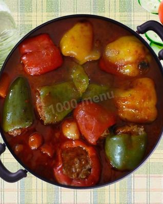 Перец фаршированный капустой и фаршем в томатном соусе