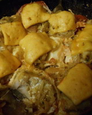 Помидоры, запеченые с филе трески, сыром и яйцом