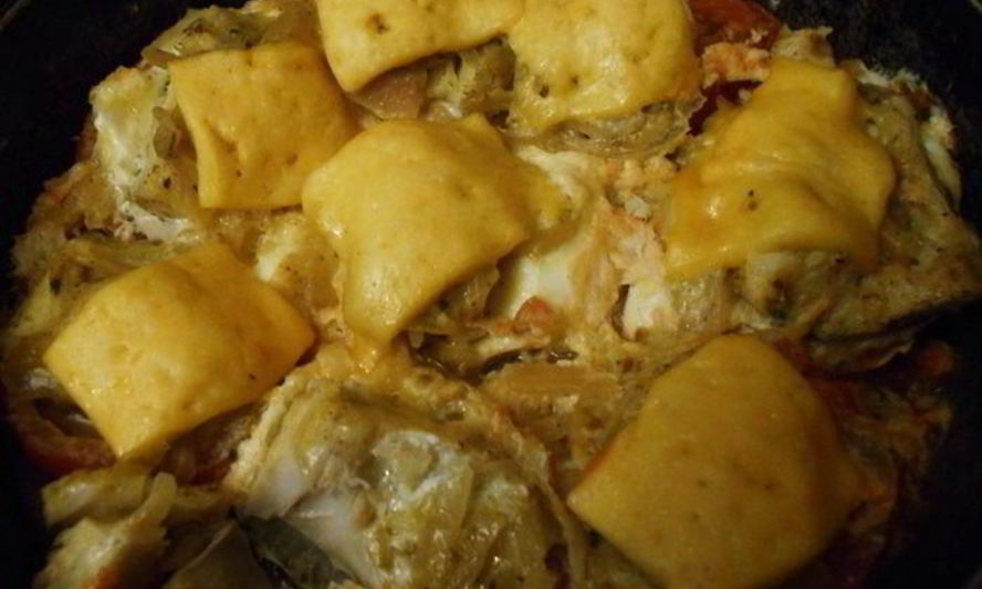Рецепт помидоров, запеченых с филе трески, сыром и яйцом