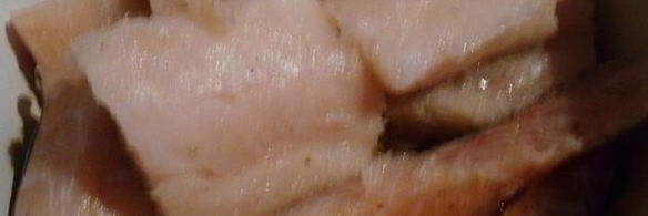 помидоры, запеченые с филе трески, сыром и яйцом