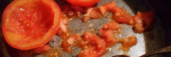 помидоры, запеченые с филе трески, сыром и яйцом