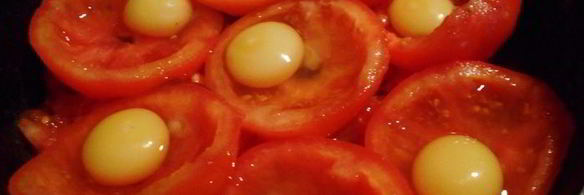 помидоры, запеченые с филе трески, сыром и яйцом