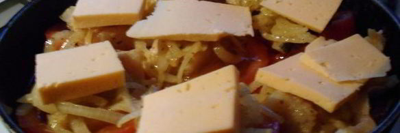 помидоры, запеченые с филе трески, сыром и яйцом