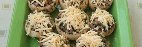 шампиньоны фаршированные ветчиной и кабачками