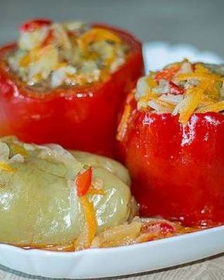 Сладкие перцы, фаршированные мясом, овощами и рисом