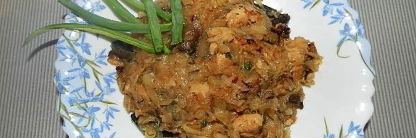 Тушеная капуста с курицей и грибами