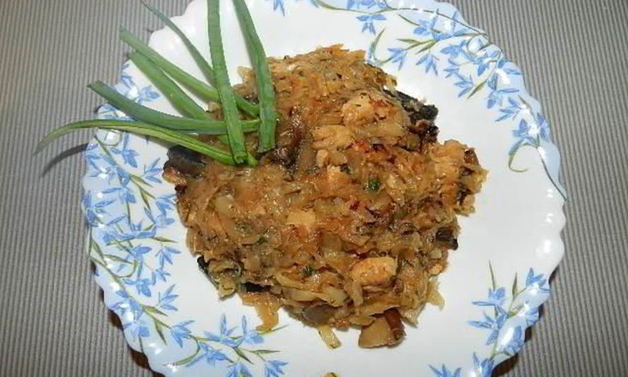 Рецепт тушеной капусты с курицей и грибами