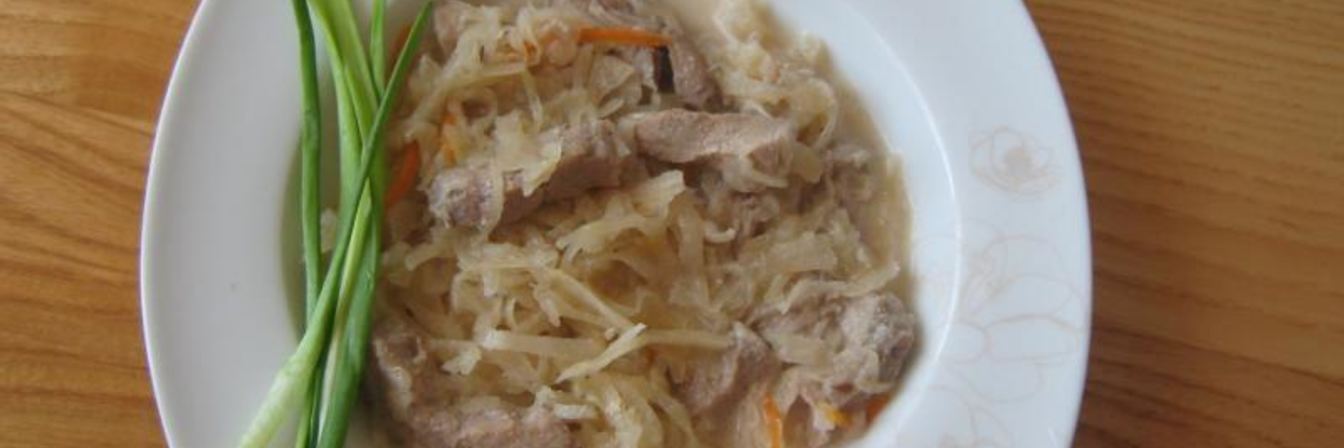 Тушеная капуста с мясом в кастрюле