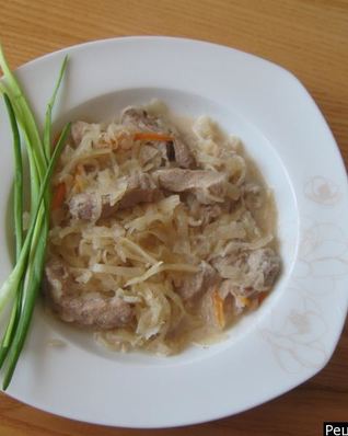 Тушеная капуста с мясом в кастрюле