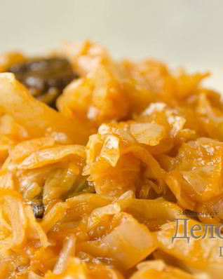 Тушеная капуста с томатами и черносливом