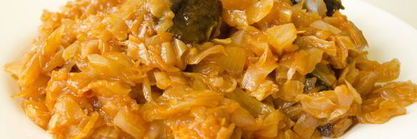 тушеная капуста с томатами и черносливом