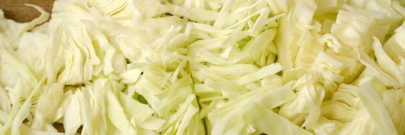 тушеная капуста с томатами и черносливом