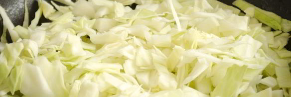 тушеная капуста с томатами и черносливом