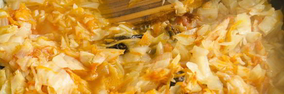 тушеная капуста с томатами и черносливом