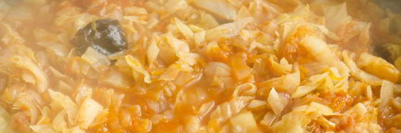 тушеная капуста с томатами и черносливом