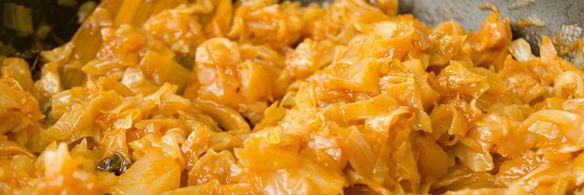 тушеная капуста с томатами и черносливом