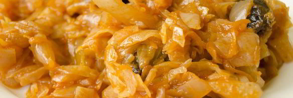 тушеная капуста с томатами и черносливом