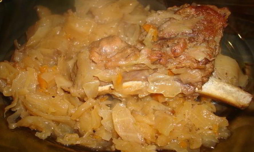 Рецепт тушеной в пиве капусточка с ребрышками