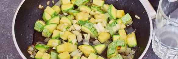 тушеные кабачки с яйцом