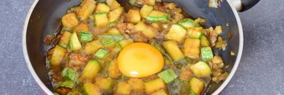 тушеные кабачки с яйцом
