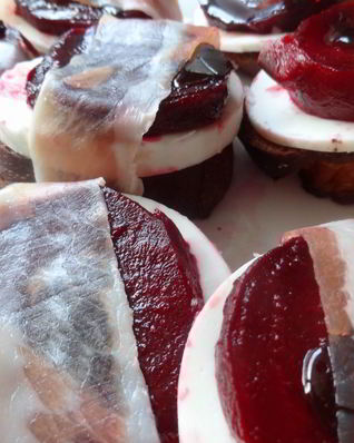 Запеченная свекла с козьим сыром и карамелью из бальзамического уксуса