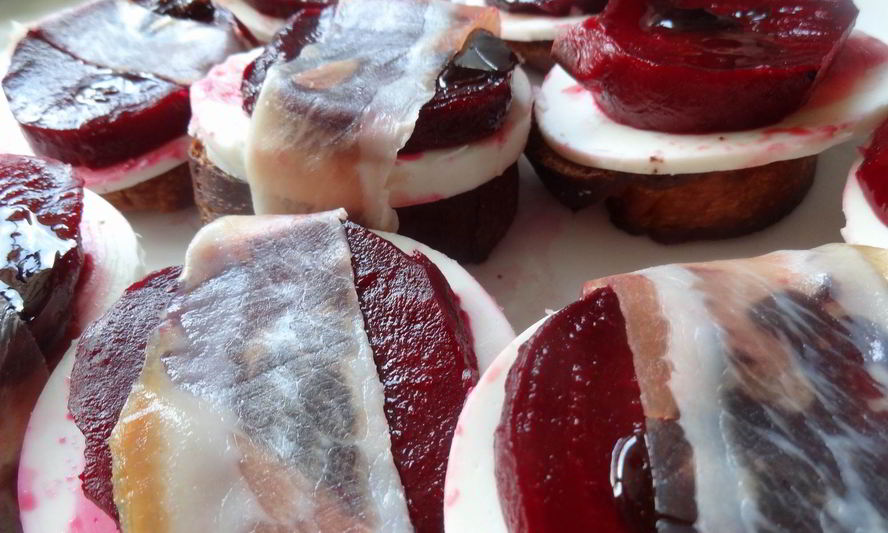 Рецепт запеченной свеклы с козьим сыром и карамелью из бальзамического уксуса