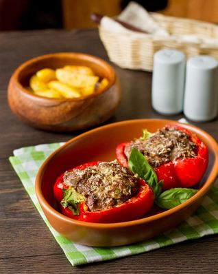 Запеченный сладкий перец с мясом и овощами