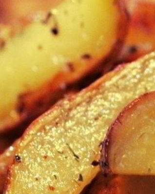 Запеченные картофельные дольки с розмарином
