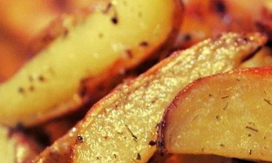 Рецепт запеченных картофельных долек с розмарином