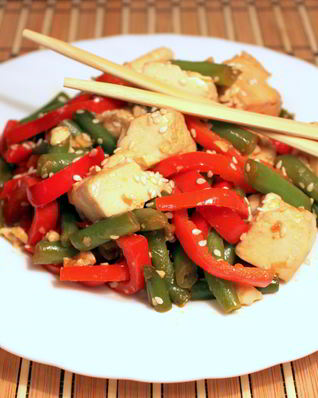 Жареный тофу с овощами