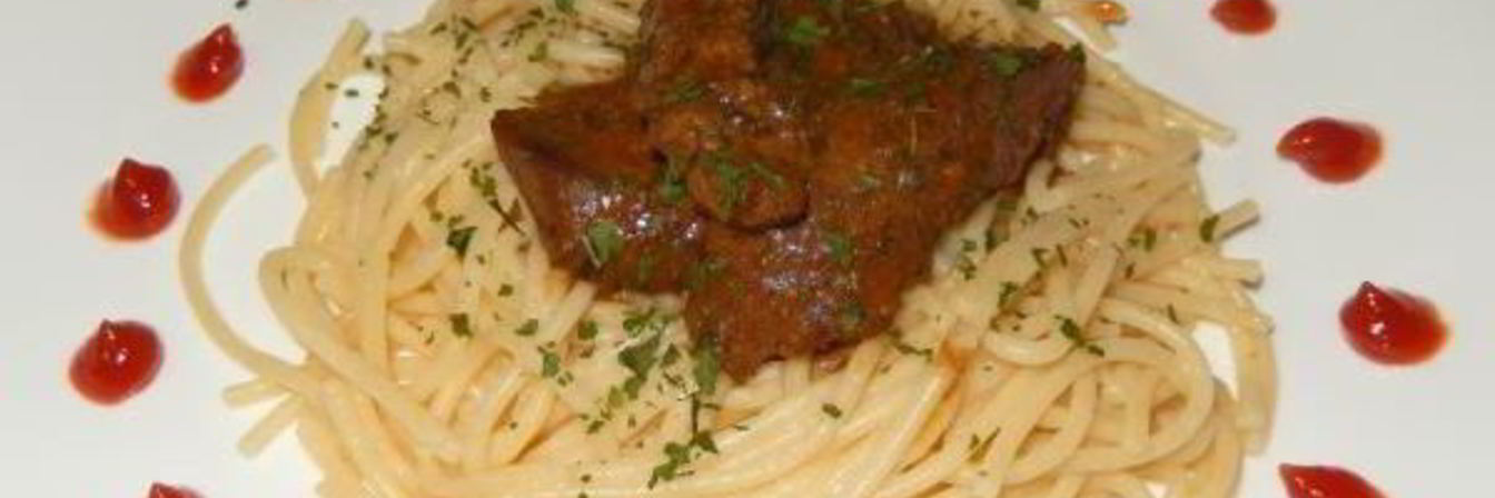 Говяжья печень, тушенная с луком