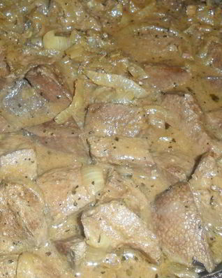 Говяжья печень, тушенная в сметане