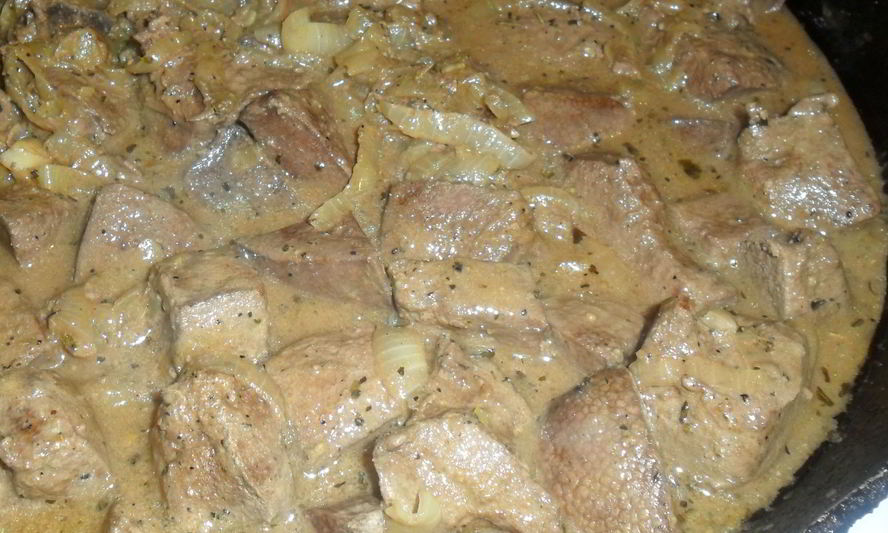 Рецепт говяжьей печени, тушенной в сметане